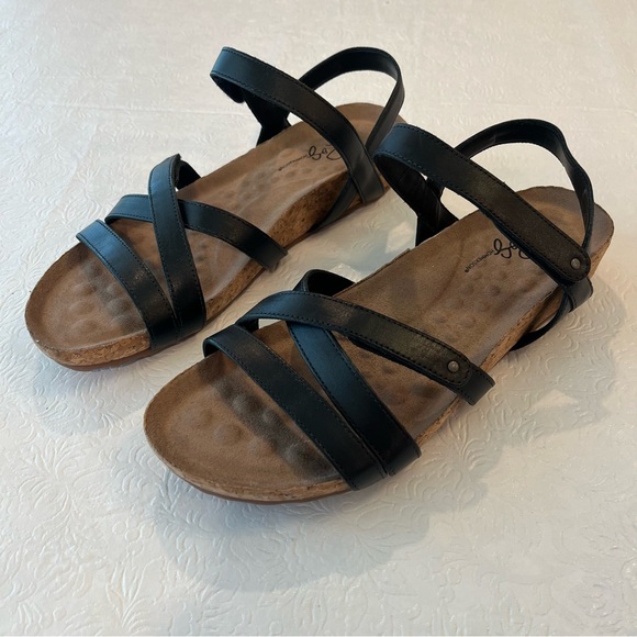 Chic Black Strappy Sandals - Picture 1 of 6
